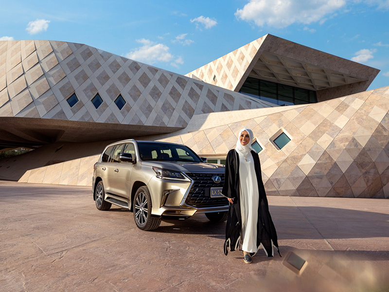 نهلة الفهد الإماراتية الرائدة في مجال الإخراج السينمائي تشارك بحملة "ألهم إرثاً" الخاصة بلكزس إل إكس